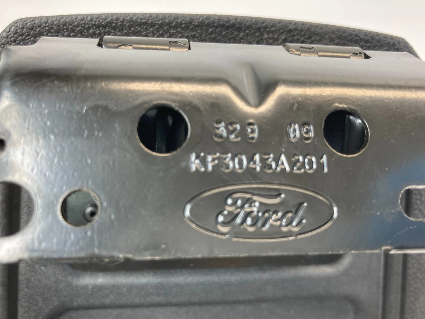 2008-2011 FORD FOCUS SEDAN CENTER CONSOLE ARMREST ARM REST LID COVER COMPARTMENT