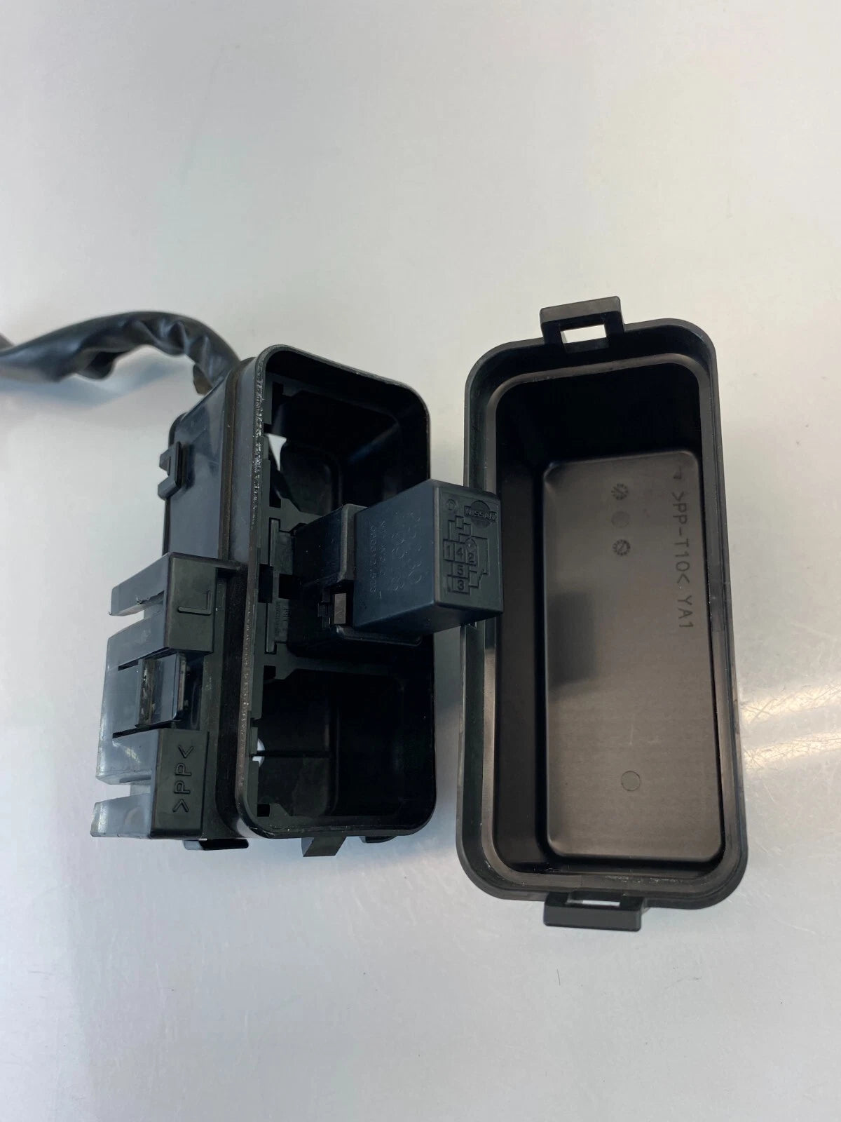 2006 INFINITI G35 3.5L V6 A/T FUSE RELAY BOX PASSIVE ENTRY W/ COVER OEM