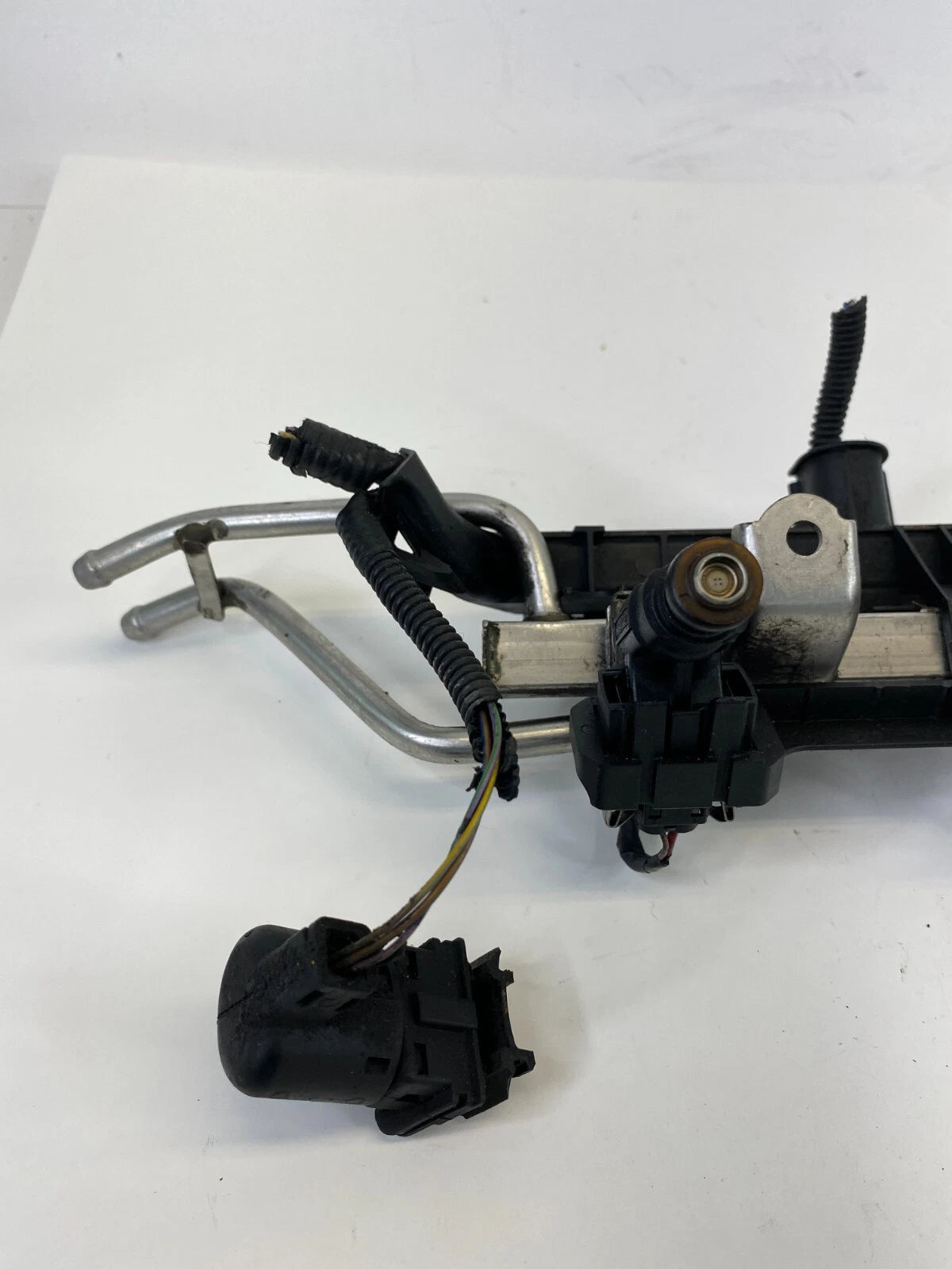 1999-2005 VOLKSWAGEN BEETLE AT FUEL INJECTION RAIL W/ INJECTORS 06A-133-681-B