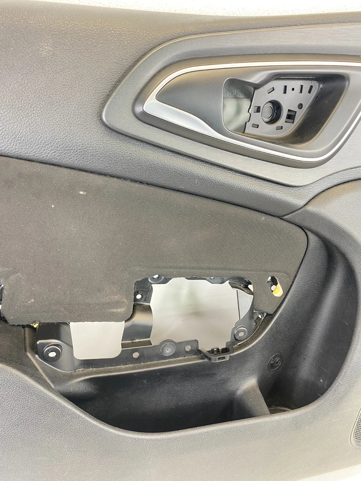 2015-2017 Chrysler 200 Front Left Side Interior Door Panel Assembly 5MC31DX9AB