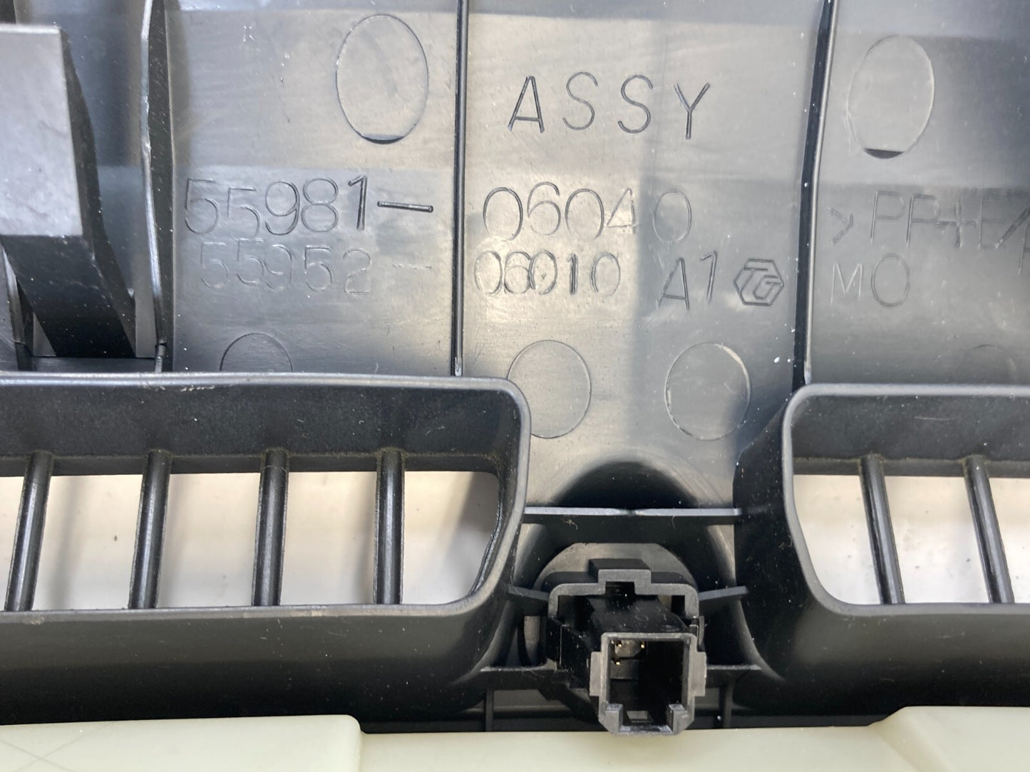 07-11 Toyota Camry Upper Dash Defroster Vent Grill Trim Panel 55981-06040 OEM