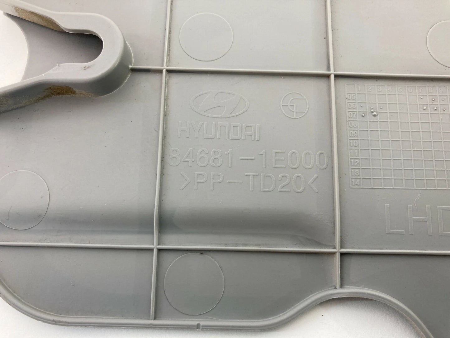 2006-2011 HYUNDAI ACCENT FRONT CENTER CONSOLE LEFT DRIVER SIDE COVER 84681-1E000