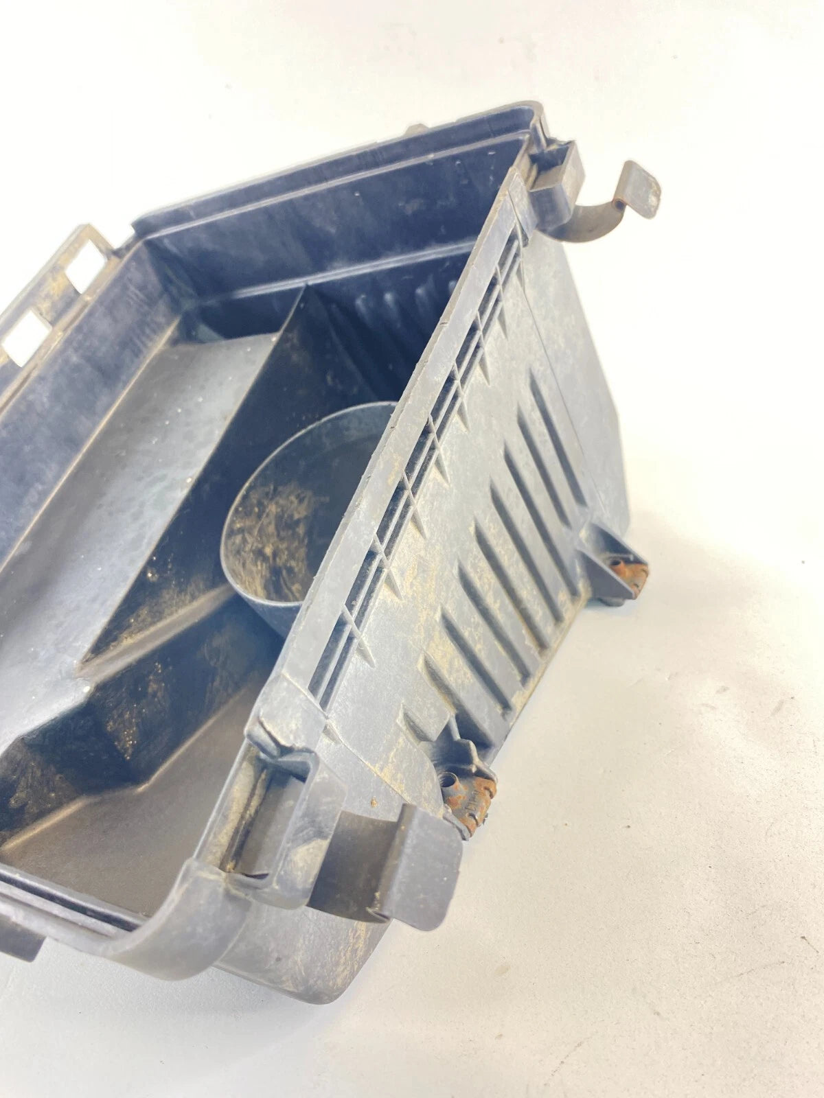 2000-2005 CHEVROLET IMPALA BASE SEDAN AIR INTAKE CLEANER BOX HOUSING 382677 OEM