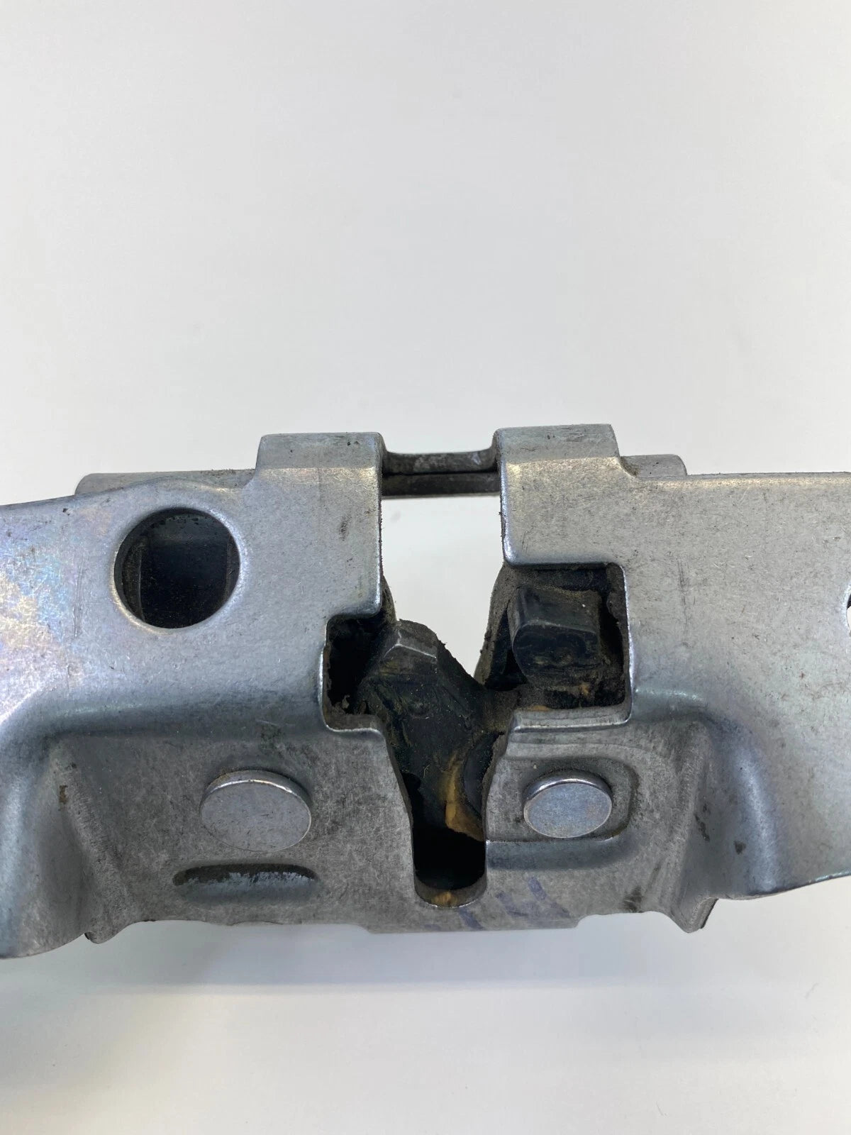 2009-2014 VOLKSWAGEN ROUTAN REAR RIGHT SLIDING DOOR LATCH LOCK CATCH OEM