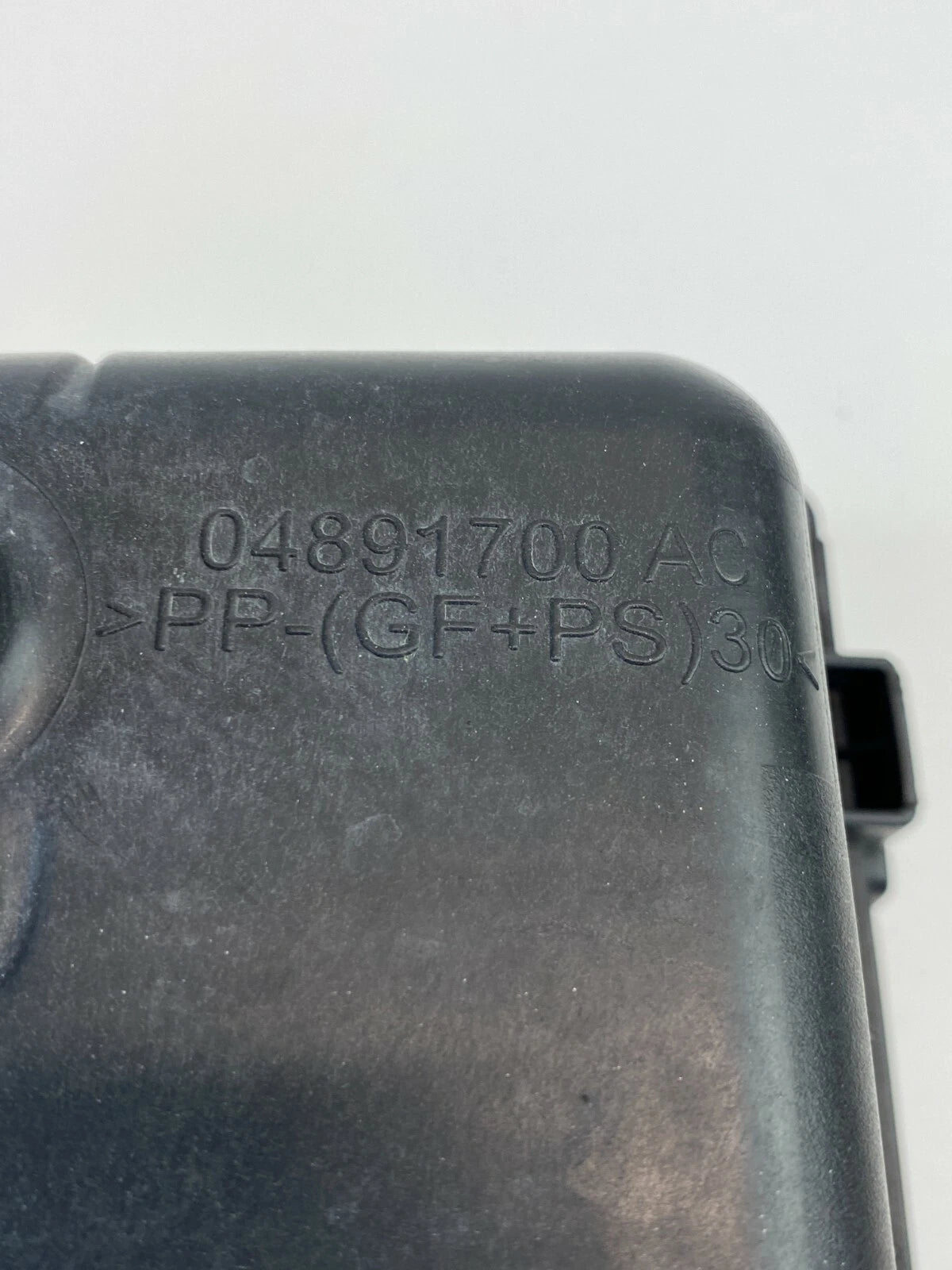 2007-2009 DODGE CALIBER 2.0L AIR INTAKE CLEANER UPPER LID COVER OEM 04891700AC