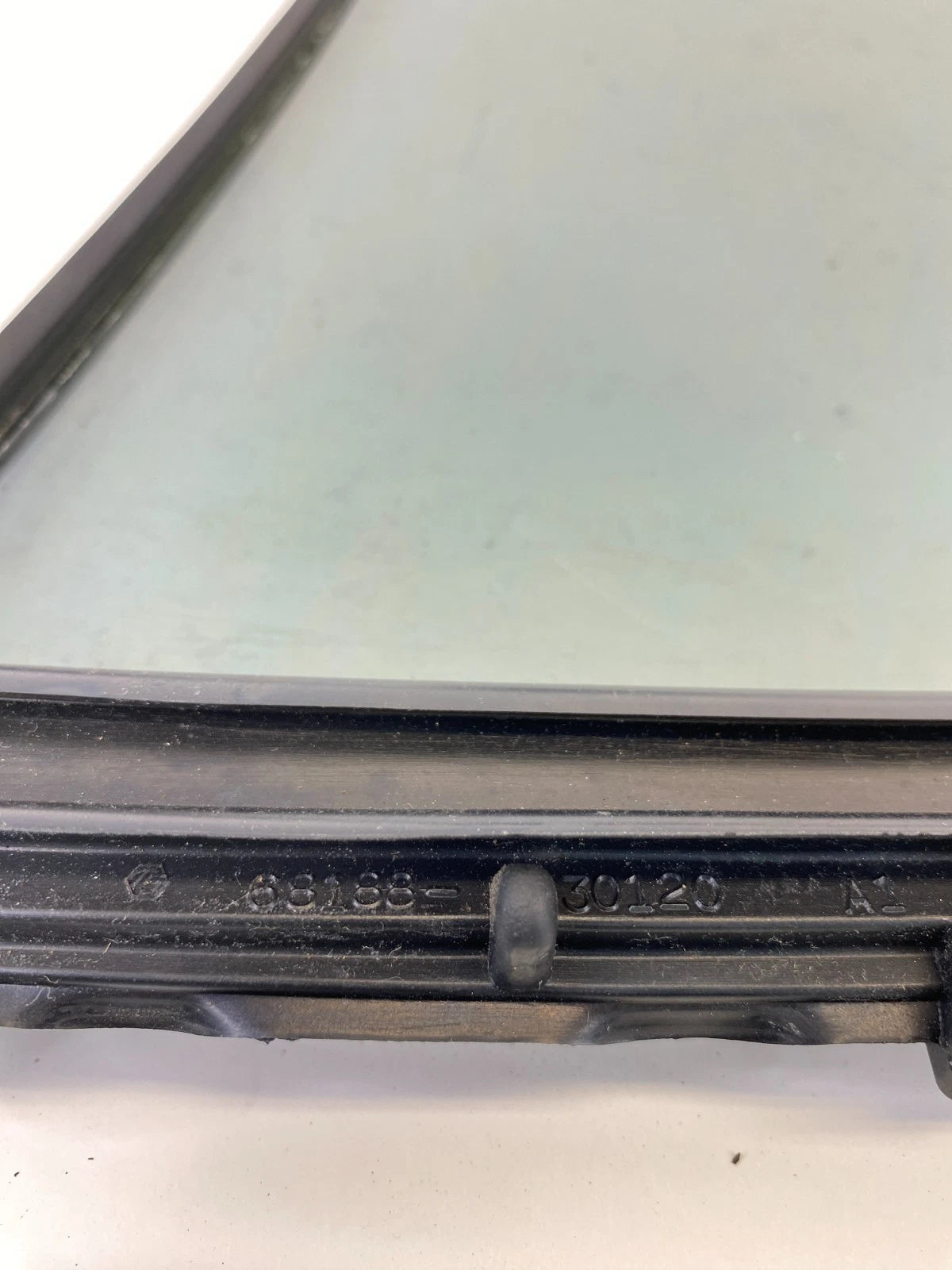 98-05 LEXUS GS300 RIGHT PASSENGER SIDE REAR DOOR VENT GLASS WINDOW 68188-30120