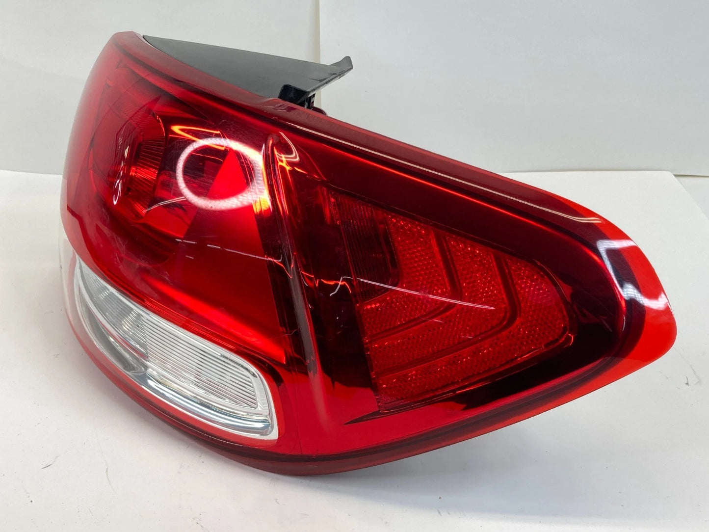 2016-2018 KIA SORENTO REAR RIGHT PASSENGER OUTER TAILLIGHT TAIL LIGHT LAMP OEM