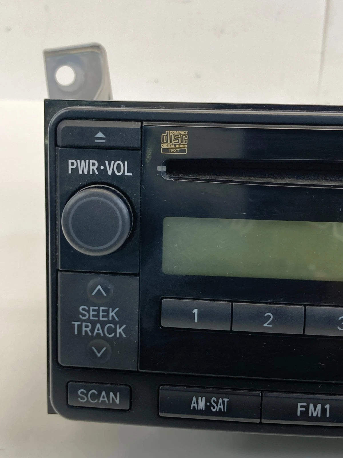 09 10 11 TOYOTA YARIS AM / FM RADIO CD CASSETTE PLAYER RECEIVER 86120-52A20 OEM