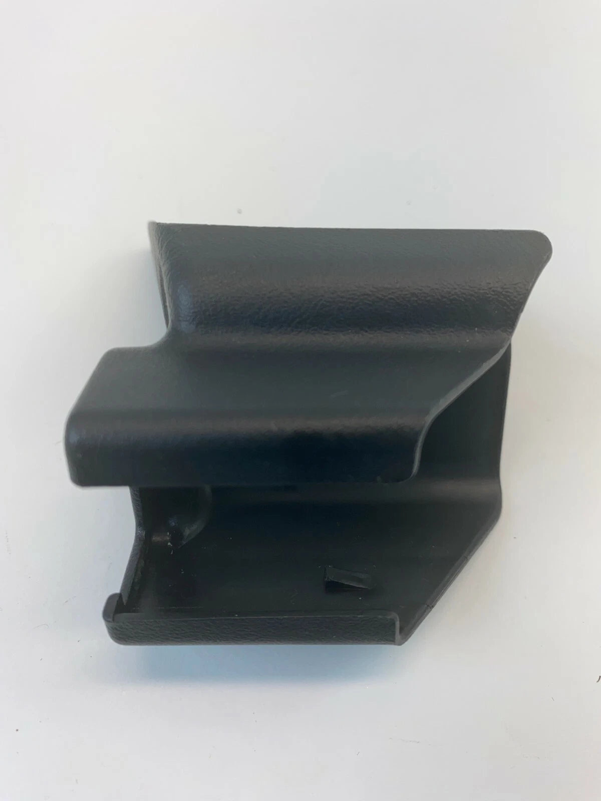 04-06 KIA AMANTI FRONT RIGHT PASSENGER SEAT RAIL TRACK END COVER 88568-3F002 OEM