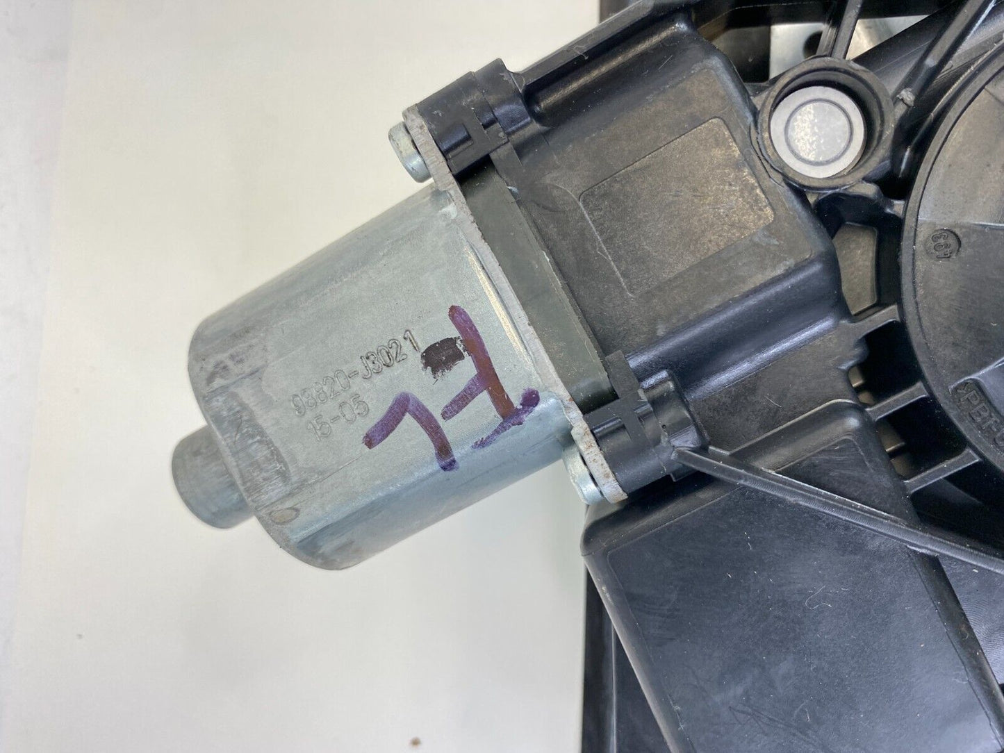 13-18 Chevrolet Sonic Front Left Door Power Window Regulator w/ Motor 98820-J302