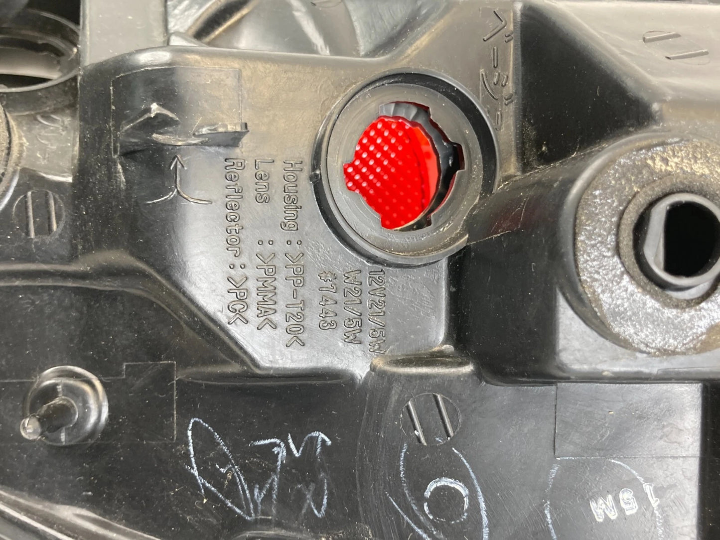 2000-2003 LEXUS RX300 REAR LEFT SIDE QUARTER PANEL MOUNTED TAILLIGHT LAMP OEM