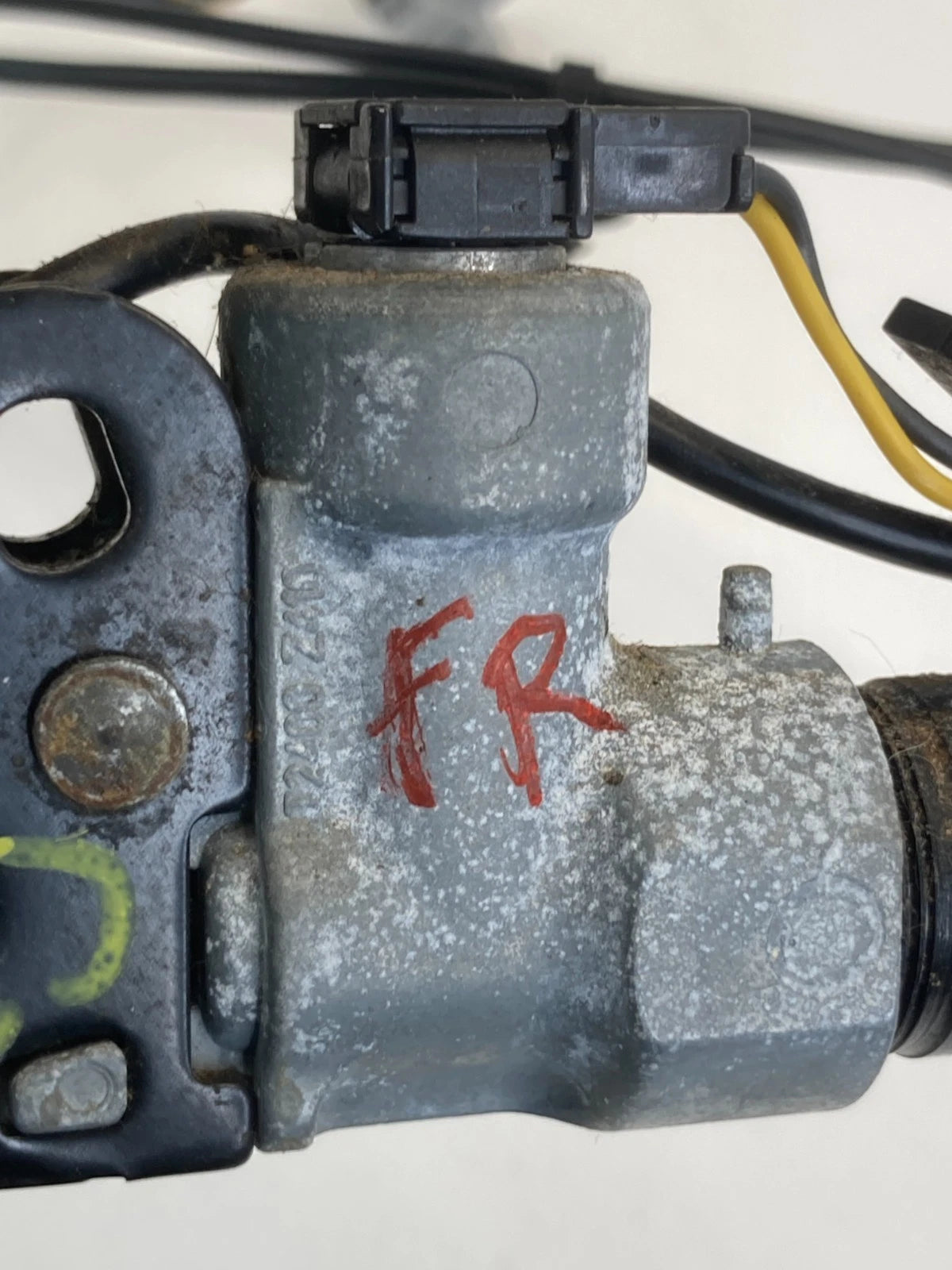 2009-2013 TOYOTA COROLLA SEDAN FRONT RIGHT SIDE SEAT BELT BUCKLE PRETENSIONER