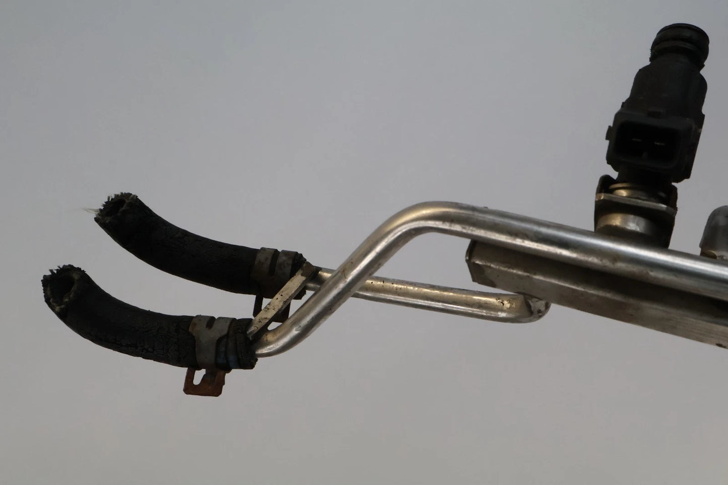 2002-2004 VOLKSWAGEN JETTA AT FUEL INJECTION RAIL W/ INJECTORS 06A-133-681-B