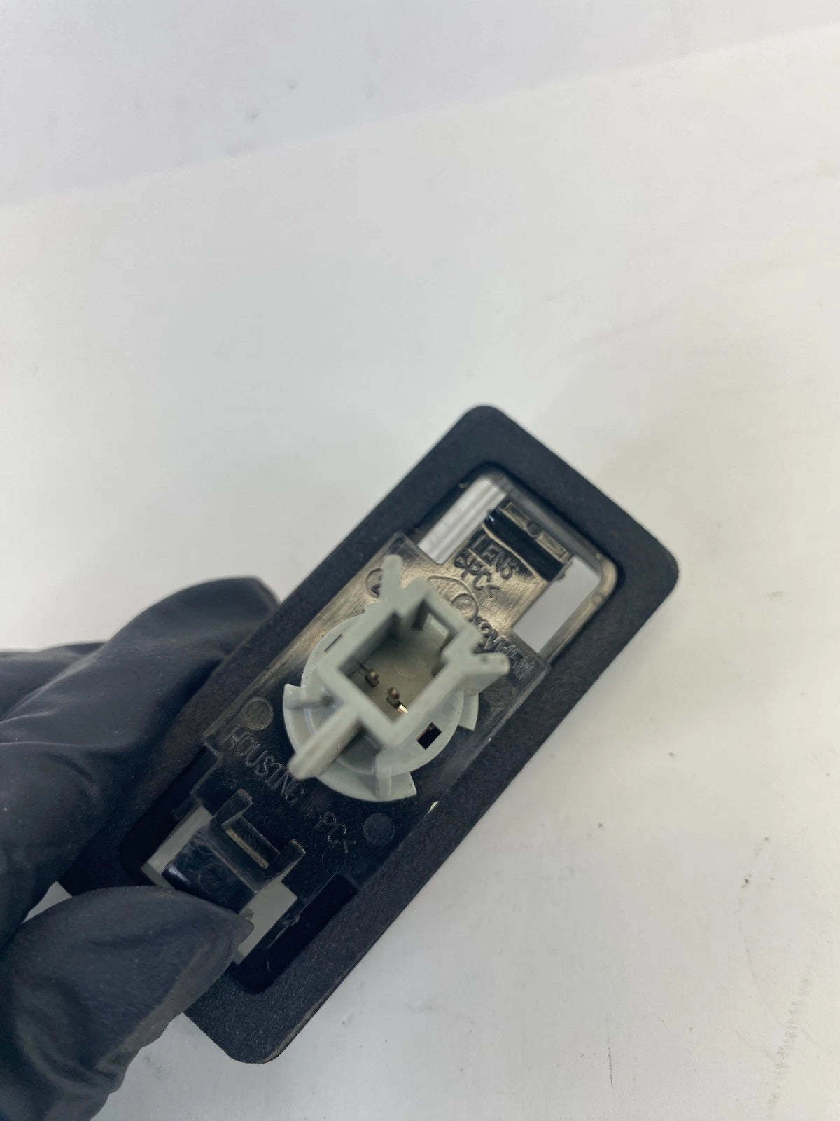 08-13 2008-2013 Nissan Rogue Rear Trunk License Plate Light Lamp Assembly OEM