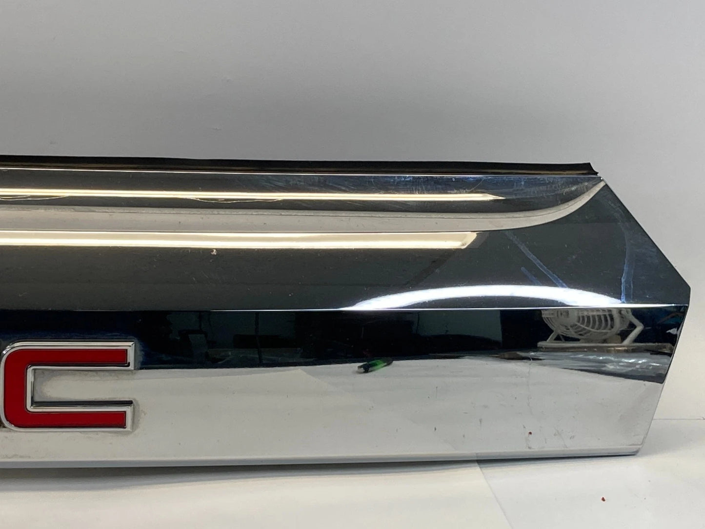 2010-2015 GMC TERRAIN TRUNK LID GARNISH LICENSE PLATE MOLDING W/ CAMERA 23333992