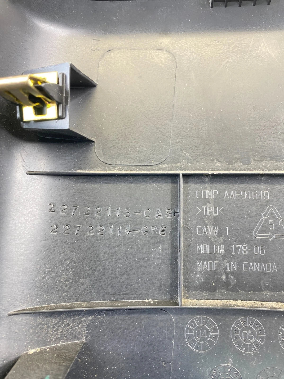 2007-2009 PONTIAC TORRENT REAR LOWER CENTER CONSOLE PANEL TRIM COVER 22722113