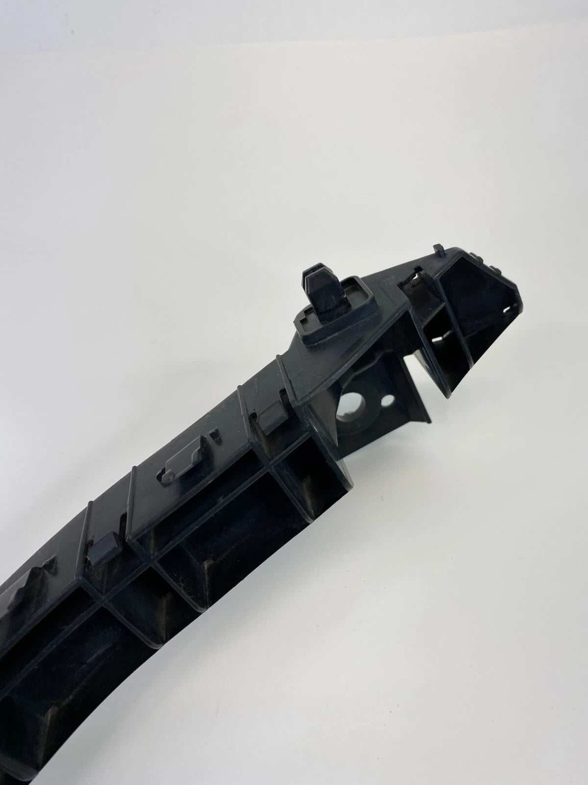 2009-2013 SUBARU FORESTER FRONT BUMPER RIGHT SIDE RETAINER BRACKET MOUNT OEM