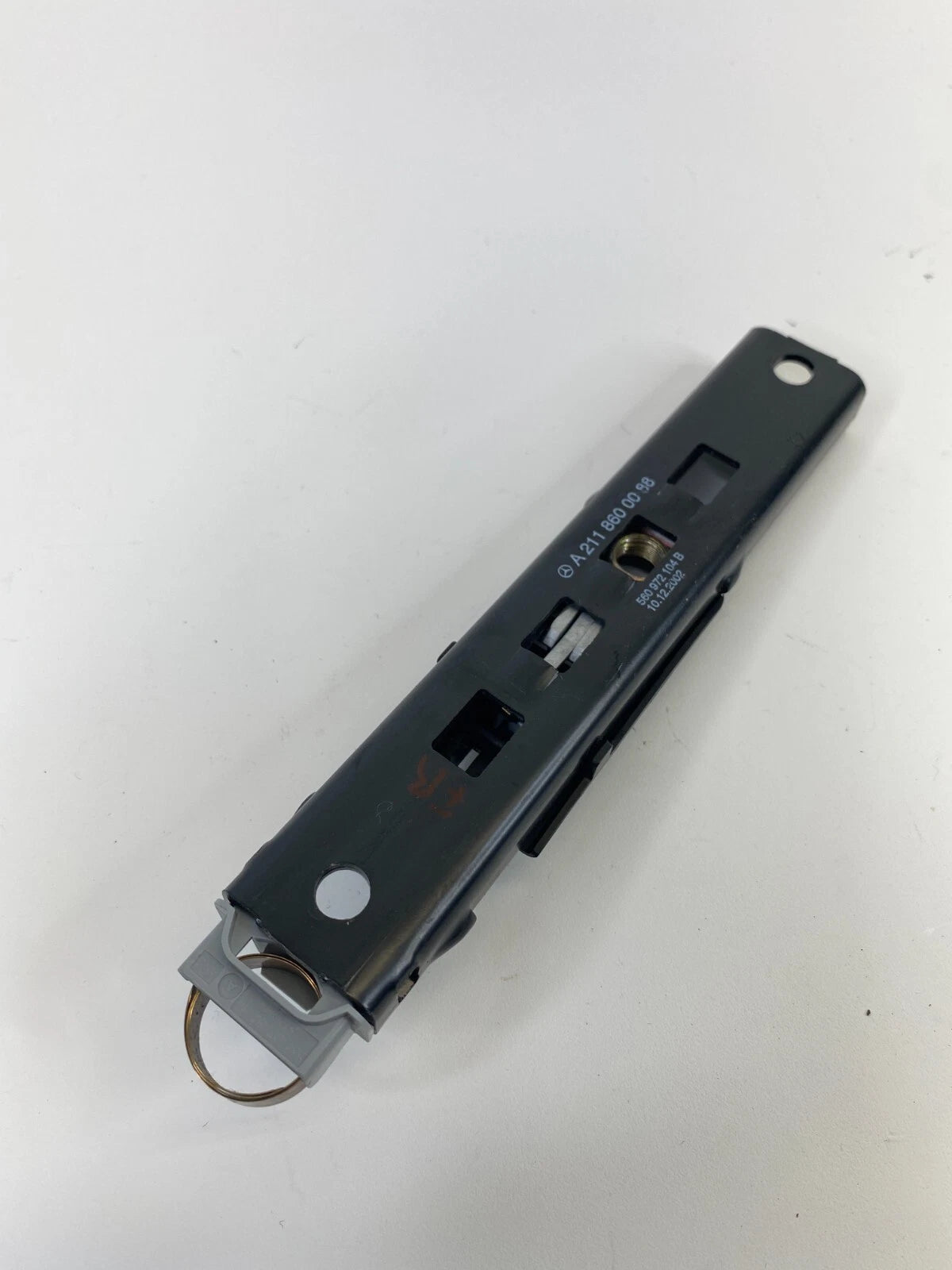 03 04 05 06 MERCEDES-BENZ E500 FRONT RIGHT SEAT BELT HEIGHT ADJUSTER A2118600088