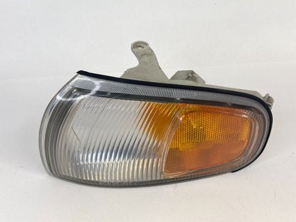 1995 1996 Toyota Camry Front Left Driver Side Parking Signal Light Lamp Assembly