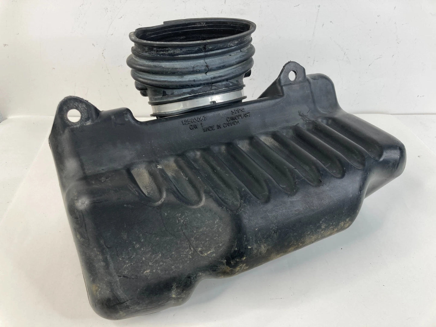 2000-2002 CHEVROLET CAMARO 3.8L A/T AIR CLEANER INTAKE DUCT RESONATOR 12563057