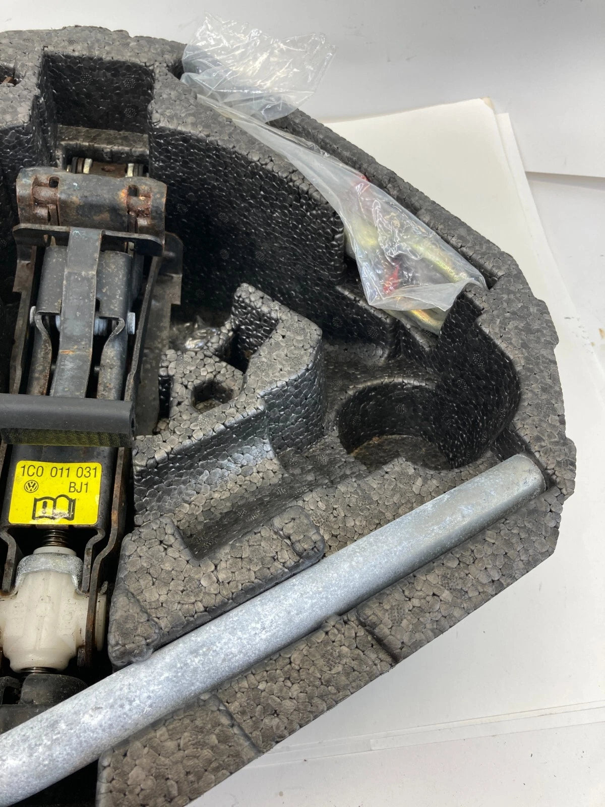 1998-2001 VOLKSWAGEN BEETLE SPARE TIRE JACK TOOL KIT ASSEMBLY 1C0-011-031 OEM