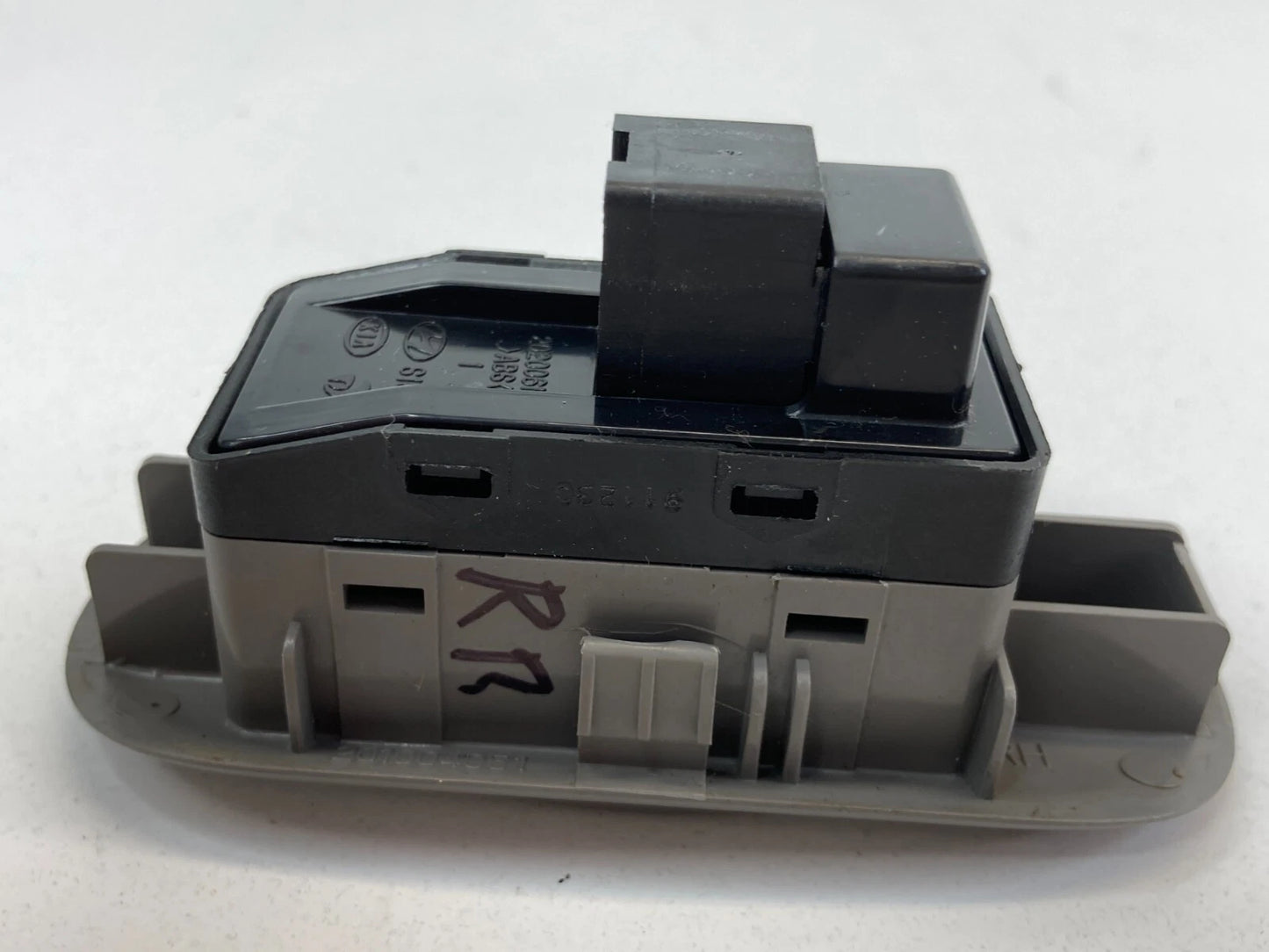 2006-2012 KIA SEDONA REAR RIGHT SIDE DOOR POWER WINDOW SWITCH ASSEMBY RR RH OEM