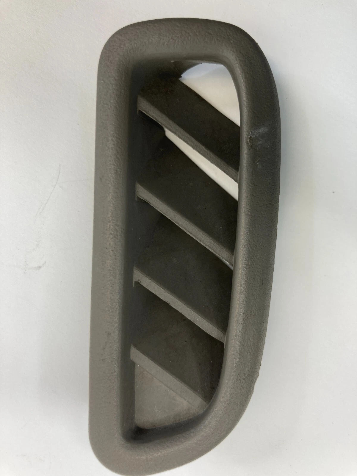 2000-2005 CADILLAC DEVILLE FRONT LEFT SIDE DOOR UPPER DEFROSTER GRILL NOZZLE