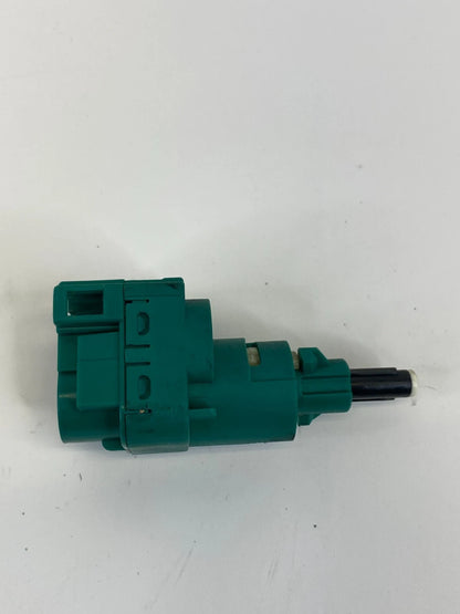 1998-2001 VOLKSWAGEN NEW BEETLE BRAKE LIGHT STOP SWITCH 1C0945511A OEM