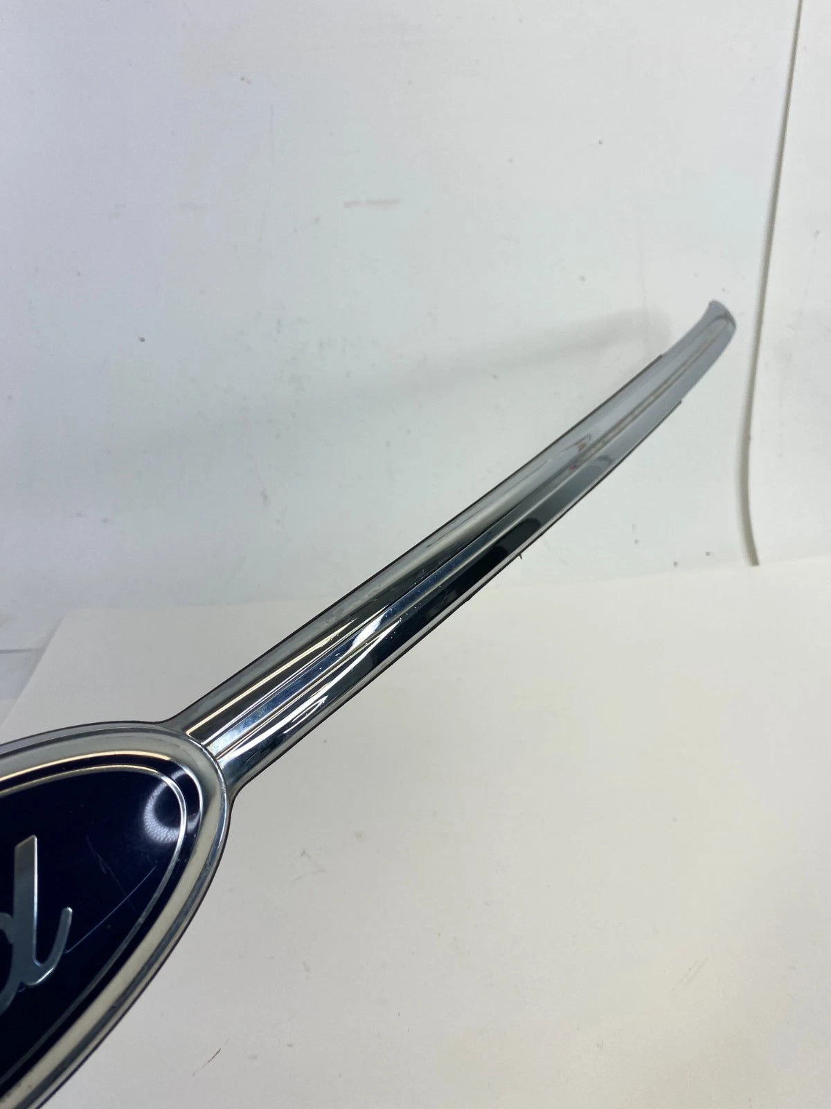 2013-2019 FORD TAURUS REAR TRUNK MOLDING W/ EMBLEM W/O CAMERA DG13-54425A22-A