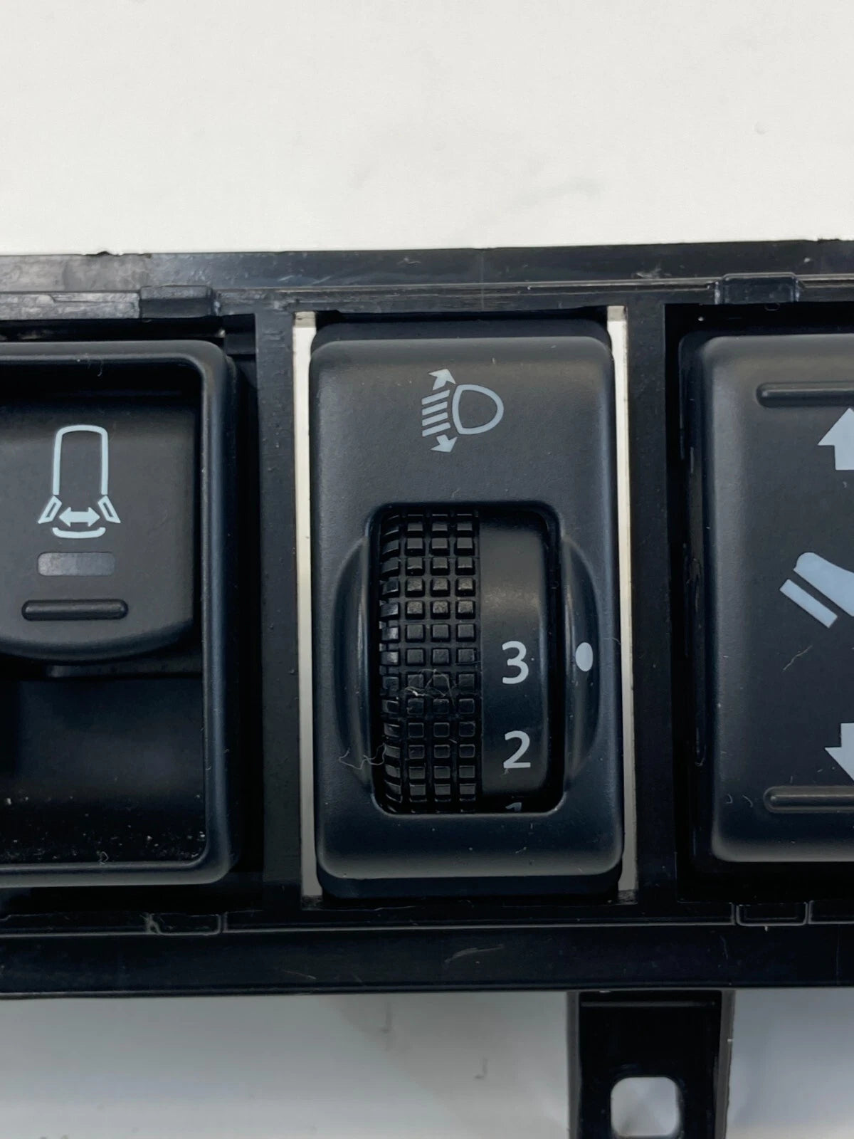 08-10 INFINITI QX56 DASH PANEL LIFTGATE DIMMER LIGHT ARMADA SWITCHES 68104ZQ OEM