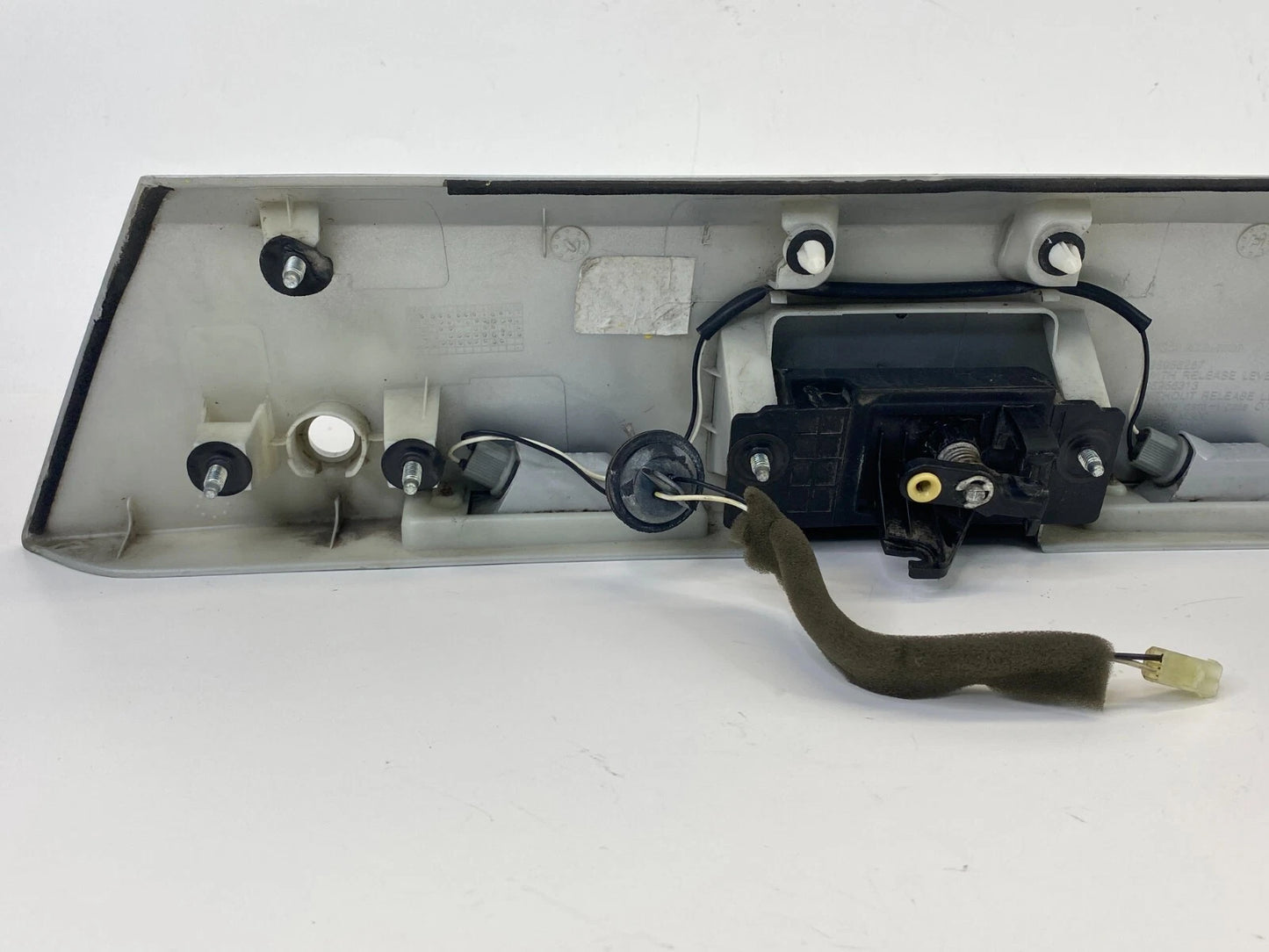 14 15 CHEVROLET SPAR REAR LIFTGATE LICENSE MOLDING W/ HANDLE & LAMP 95956287 OEM