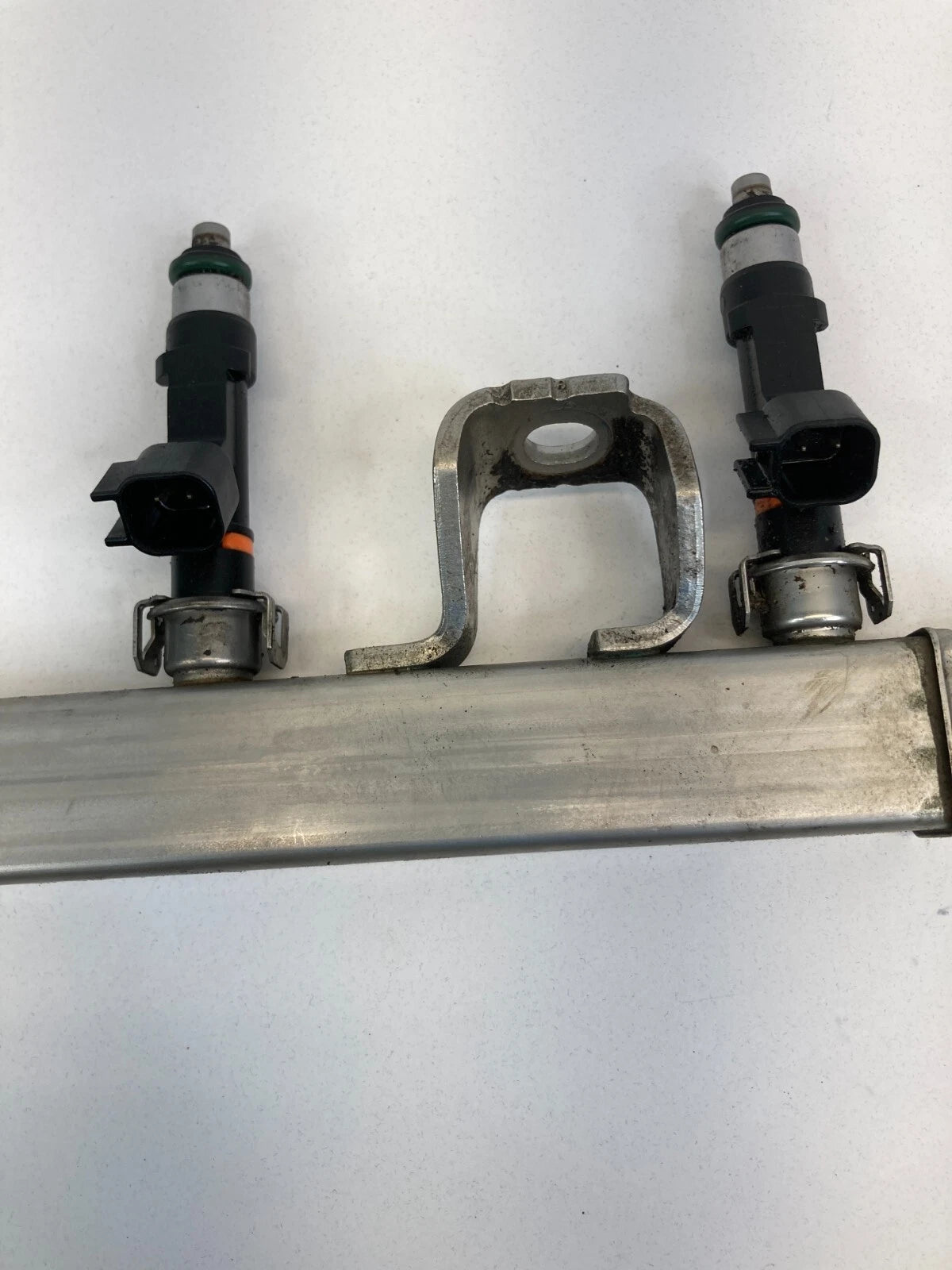 2008-2011 FORD FOCUS 2.0L L4 AUTO TRANS FUEL INJECTION RAIL WITH INJECTORS OEM