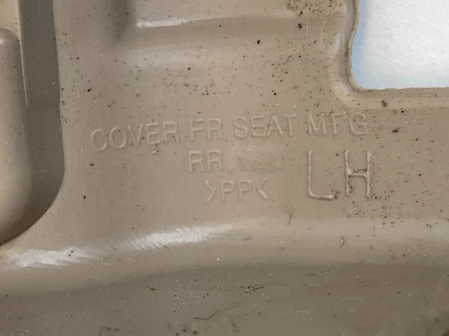 05 06 07 08 09 10 KIA SPORTAGE FRONT LEFT SIDE SEAT TRACK COVER TRIM CAP OEM