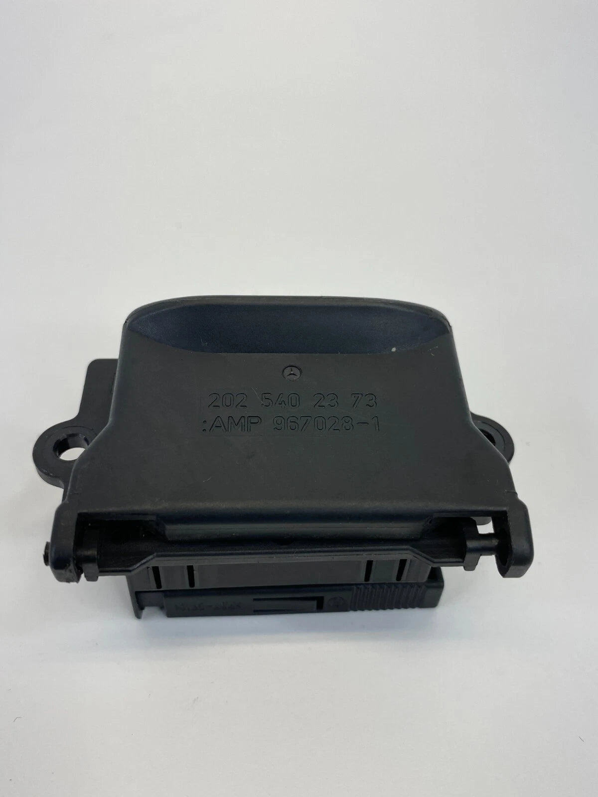 2003-2006 MERCEDES-BENZ E500 DIAGNOSTIC PLUG PORT UNDER COVER 202-540-23-73