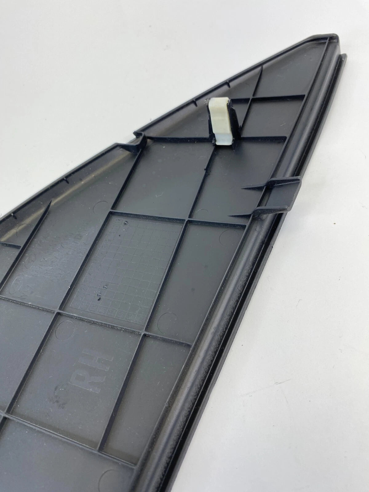 2011-2014 HYUNDAI SONATA RIGHT SIDE DASH END CAP COVER TRIM PANEL 84767-3S000