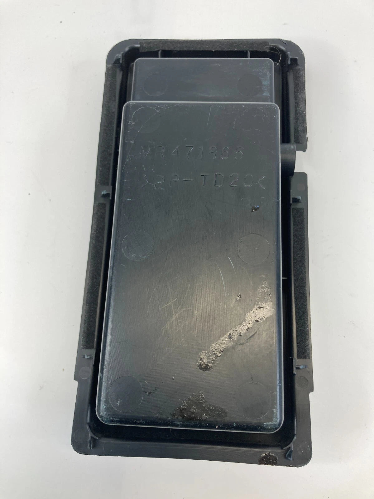 2000-2004 MITSUBISHI MONTERO SPORT CENTER CONSOLE STORAGE TRAY UNIT OEM MR471865