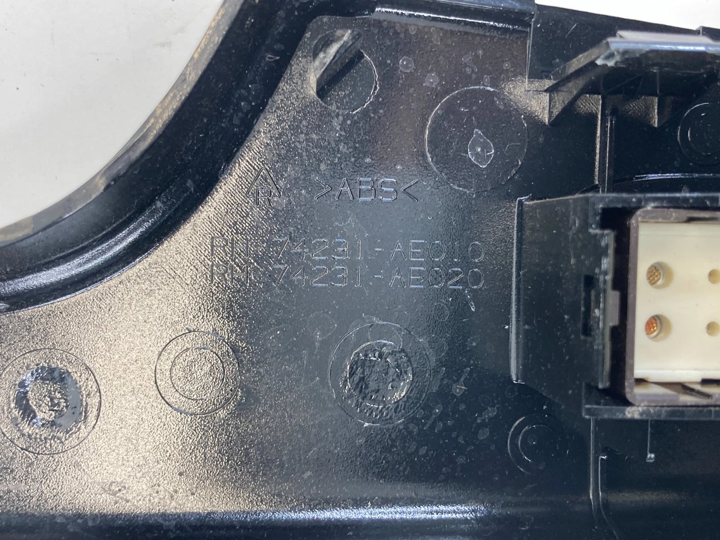 04-10 TOYOTA SIENNA FRONT RIGHT WINDOW SWITCH W/ ARMREST BEZEL 74231AE020 OEM