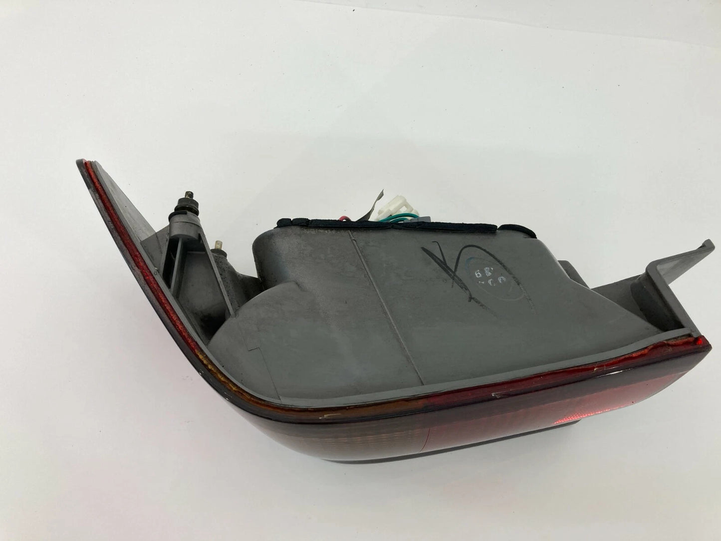 1997 1998 1999 TOYOTA CAMRY RIGHT PASSENGER SIDE TAIL LIGHT OUTER TAILLIGHT OEM