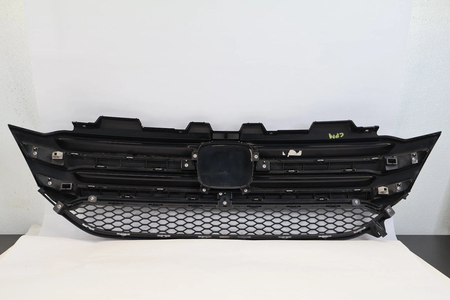 2016-2018 HONDA PILOT FRONT BUMPER UPPER GRILLE W/ EMBLEM LOGO 71121-TG7-A0 OEM