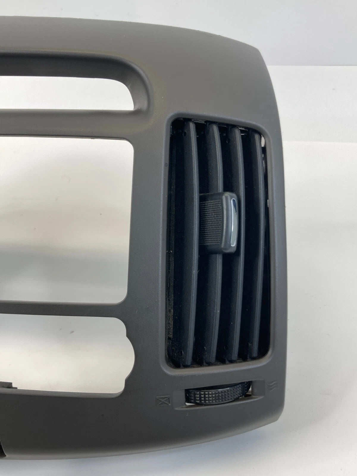 07-10 HYUNDAI ELANTRA CENTER DASH RADIO BEZEL CLIMATE CONTROL TRIM W AIR VENT
