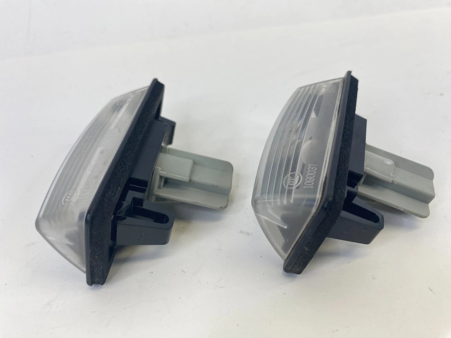 08-13 2008-2013 Nissan Rogue Rear Trunk License Plate Light Lamp Assembly OEM