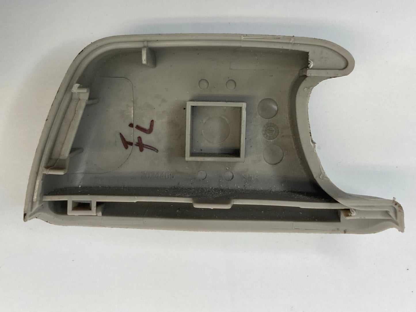 2007 CHRYSLER 300 FRONT LEFT SIDE SEAT BELT TURNING LOOP COVER TRIM 2024408 OEM