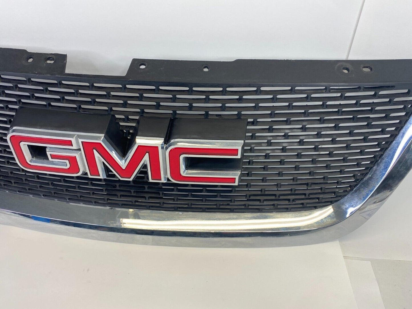 07 08 09 10 11 12 GMC Acadia Front Upper Grill Grille w/ Emblem 15209577 OEM