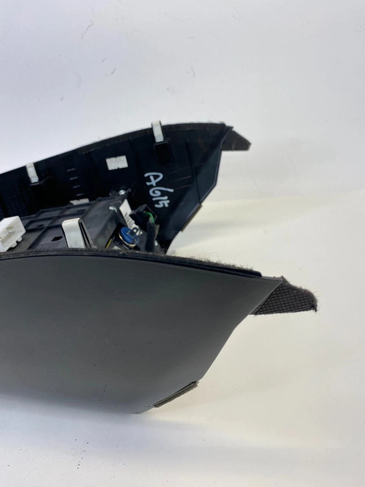 14-19 KIA SOUL CENTER CONSOLE A/T SHIFTER BEZEL TRIM W/ START BUTTON 84630-B2000