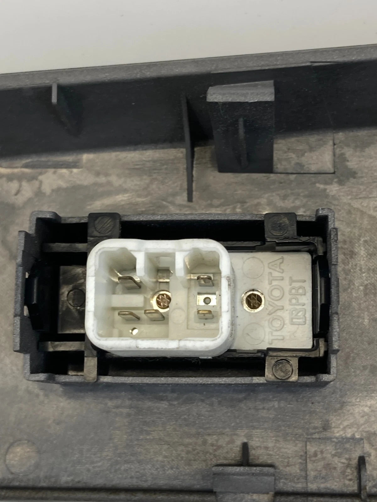 04-09 TOYOTA PRIUS FRONT RIGHT PASSENGER DOOR WINDOW SWITCH BEZEL OEM 7423147090