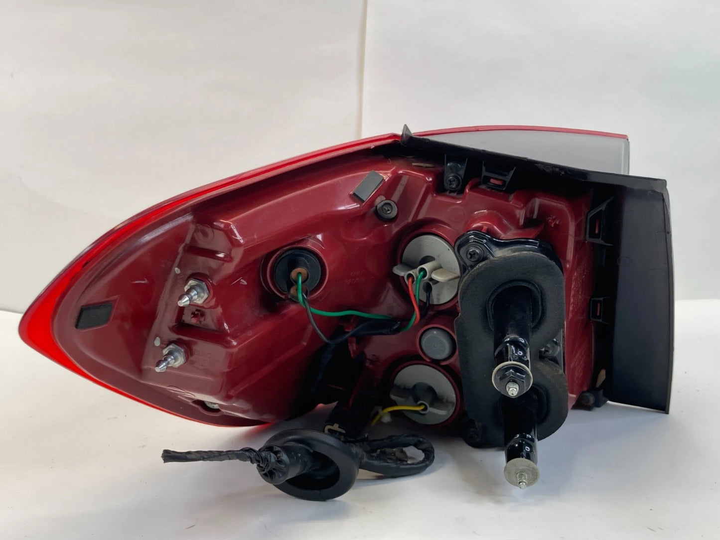 2016-2018 KIA SORENTO REAR RIGHT PASSENGER OUTER TAILLIGHT TAIL LIGHT LAMP OEM