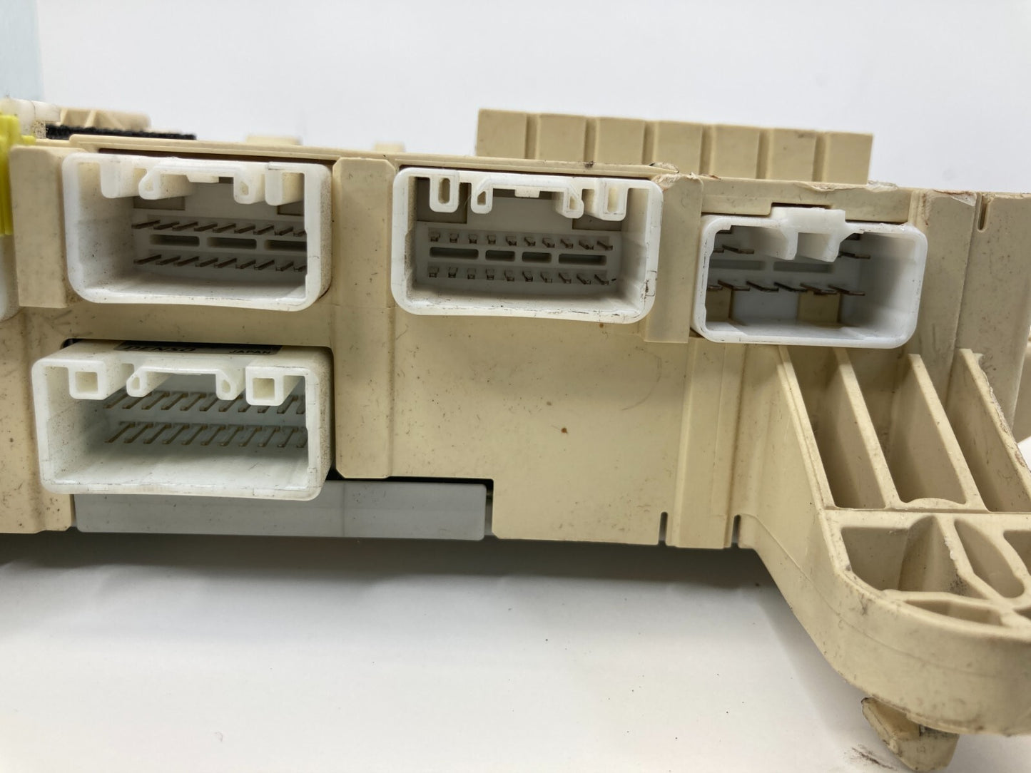 2004-2006 Lexus LS430 4.3L V8 Interior Cabin Right Side Fuse Relay Junction Box