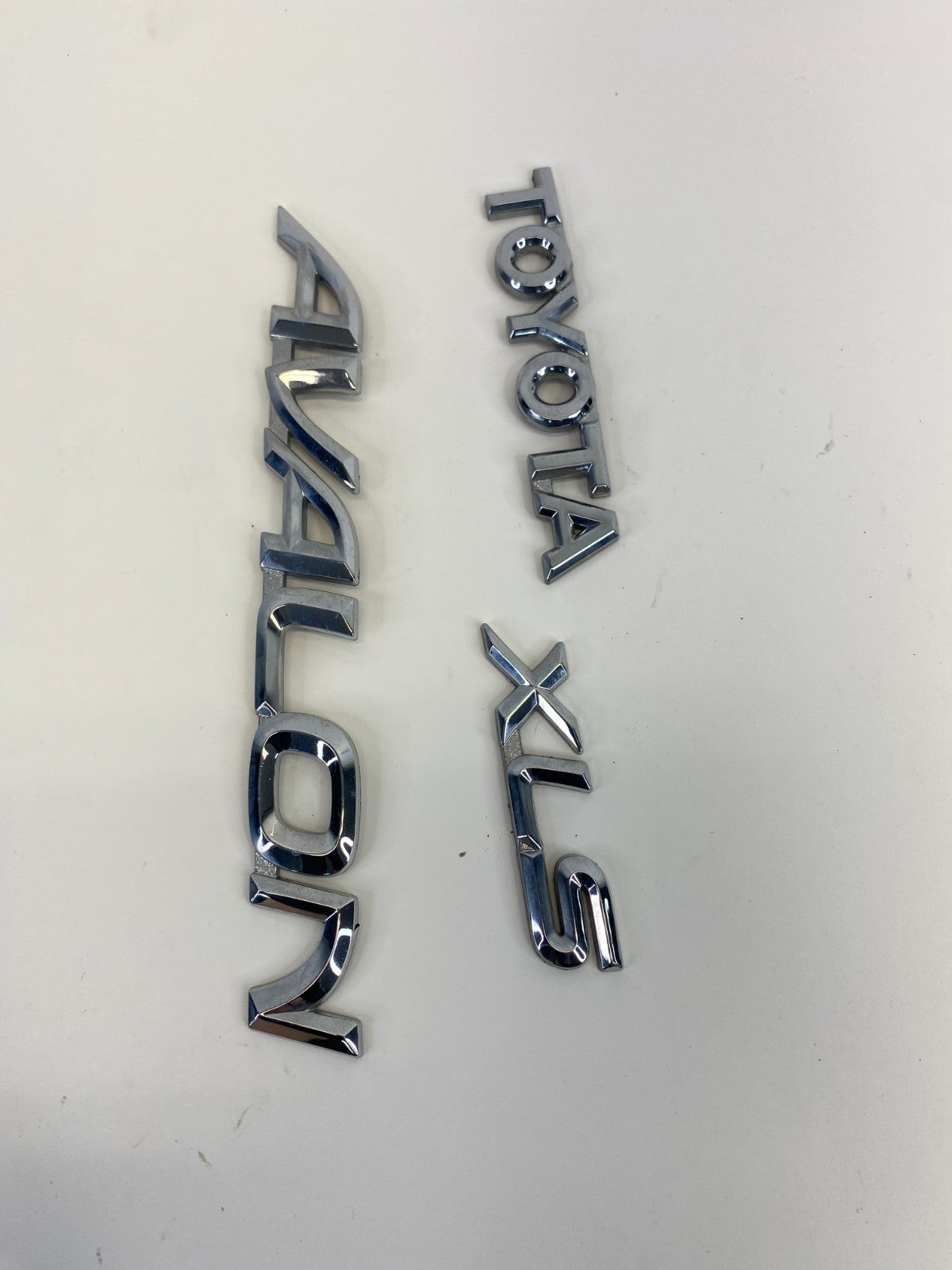 2000-2004 Toyota Avalon XLS Rear Trunk Lid Emblem Logo Nameplate Set OEM