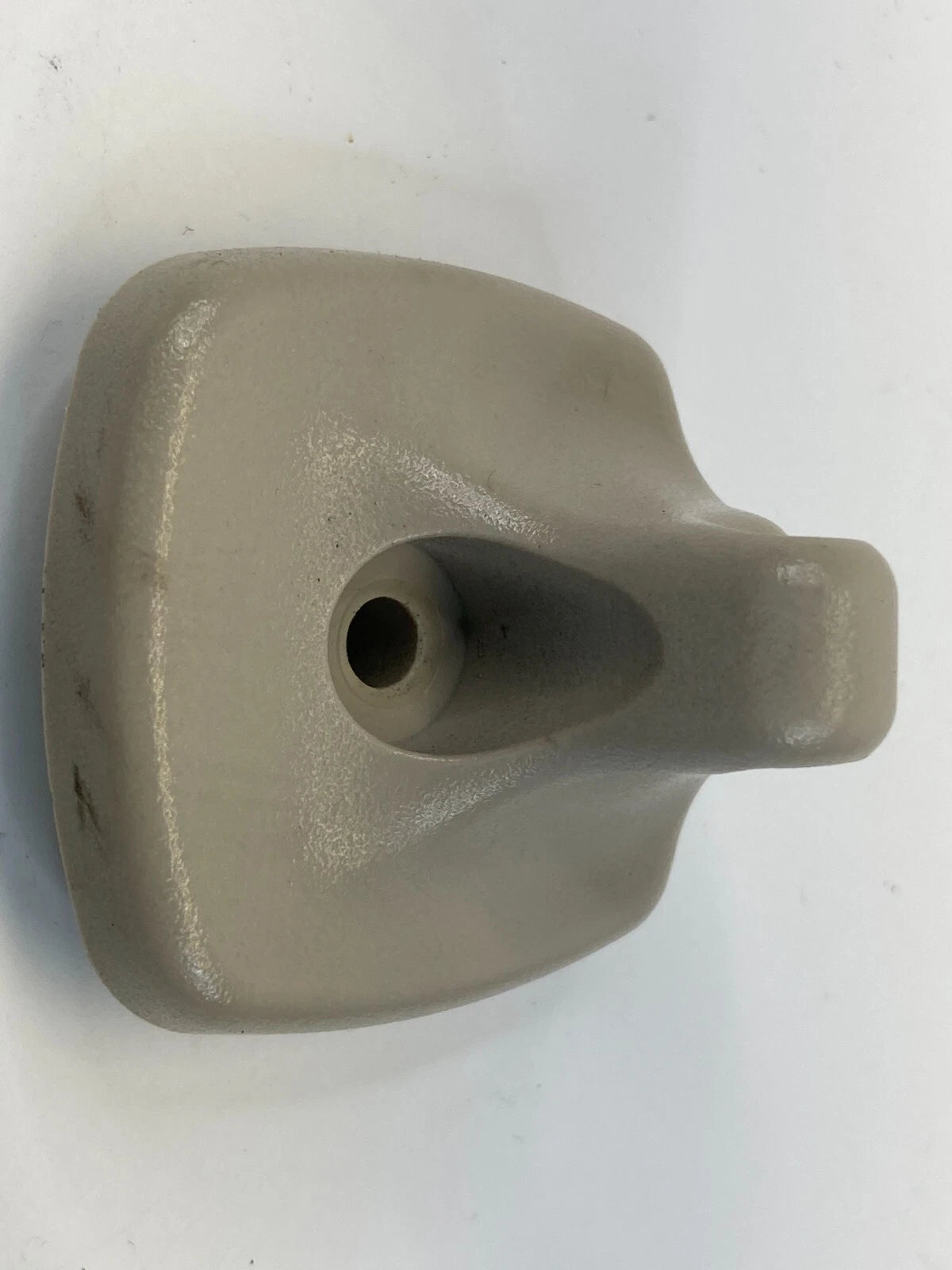 04-12 MITSUBISHI GALANT FRONT LEFT SUNVISOR SUN VISOR SHADE RETAINER CLIP 828226