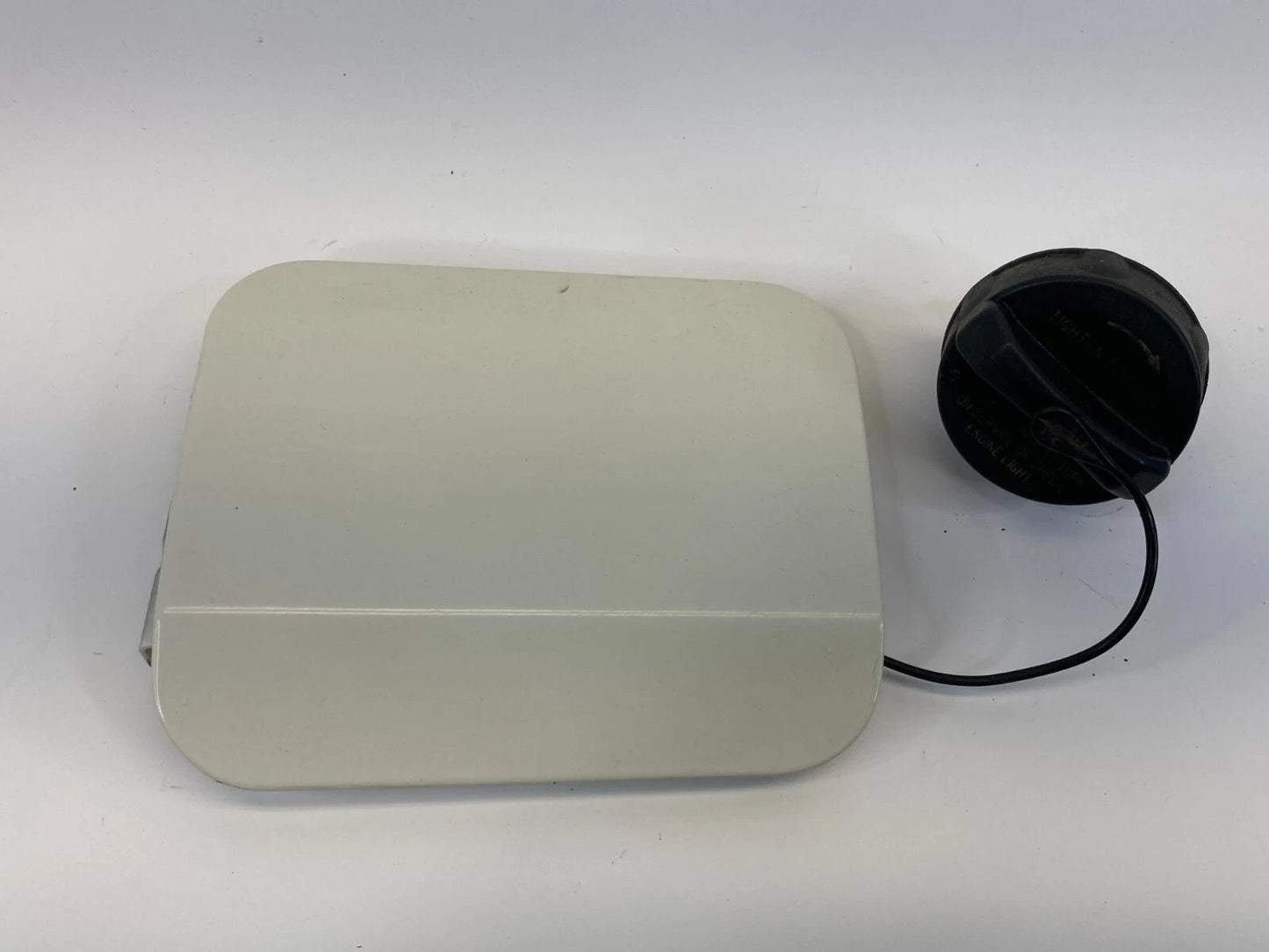 2005-2010 CHRYSLER 300 05-08 DODGE MAGNUM FUEL FILLER GAS TANK DOOR LID COVER